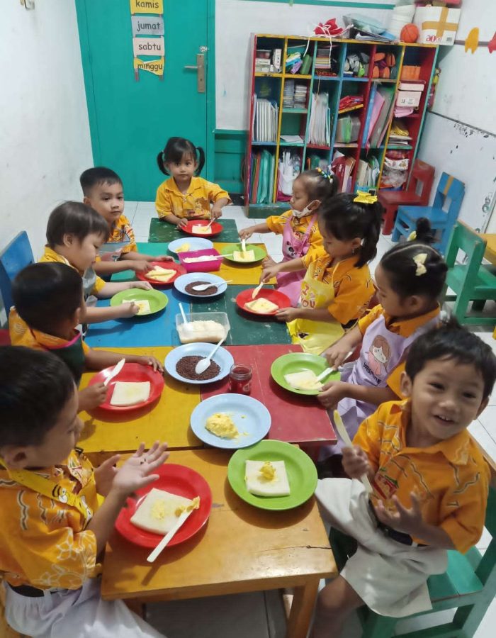 Kegiatan mandiri membuat sarapan pagi 