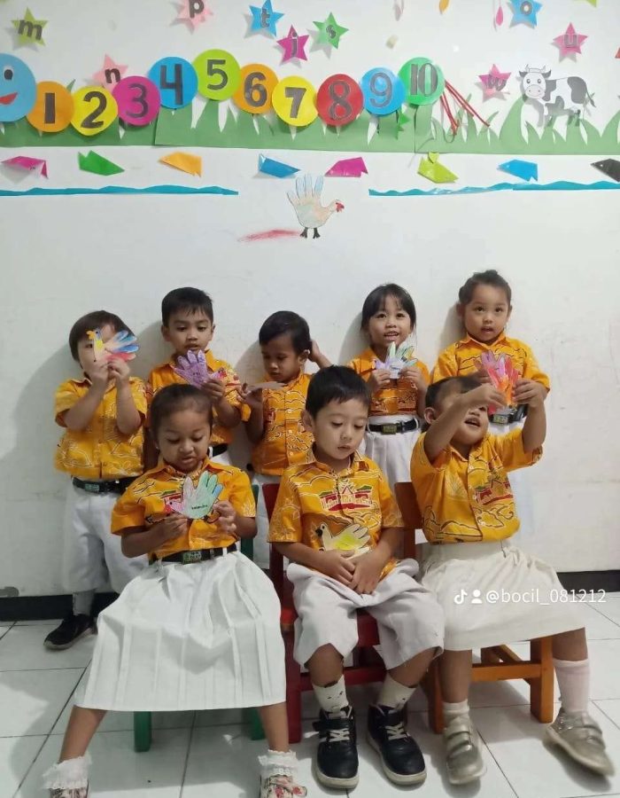 Membuat kreatifitas bentuk ayam anak KB